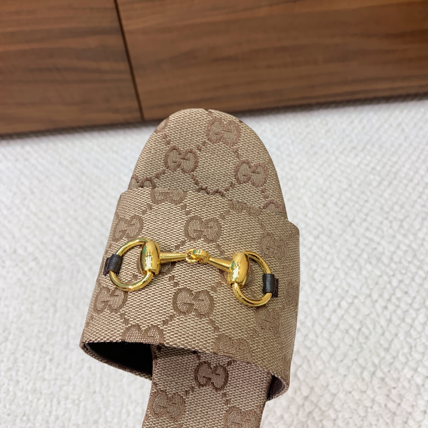 🔸Gu*ci🔸粗跟拖鞋。鞋面羊皮、定制GG材料。羊皮内里及垫脚。真皮大底。跟高5.5cm码数：35-42