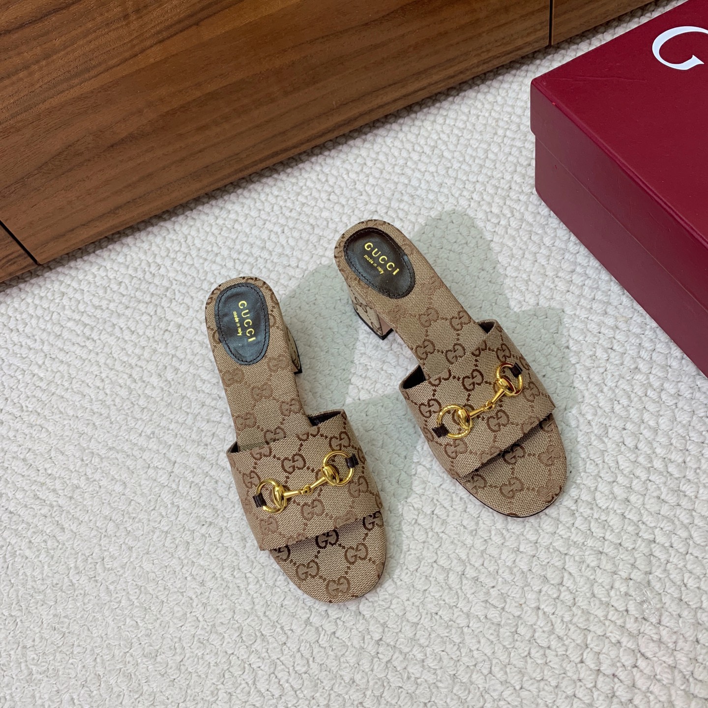 🔸Gu*ci🔸粗跟拖鞋。鞋面羊皮、定制GG材料。羊皮内里及垫脚。真皮大底。跟高5.5cm码数：35-42