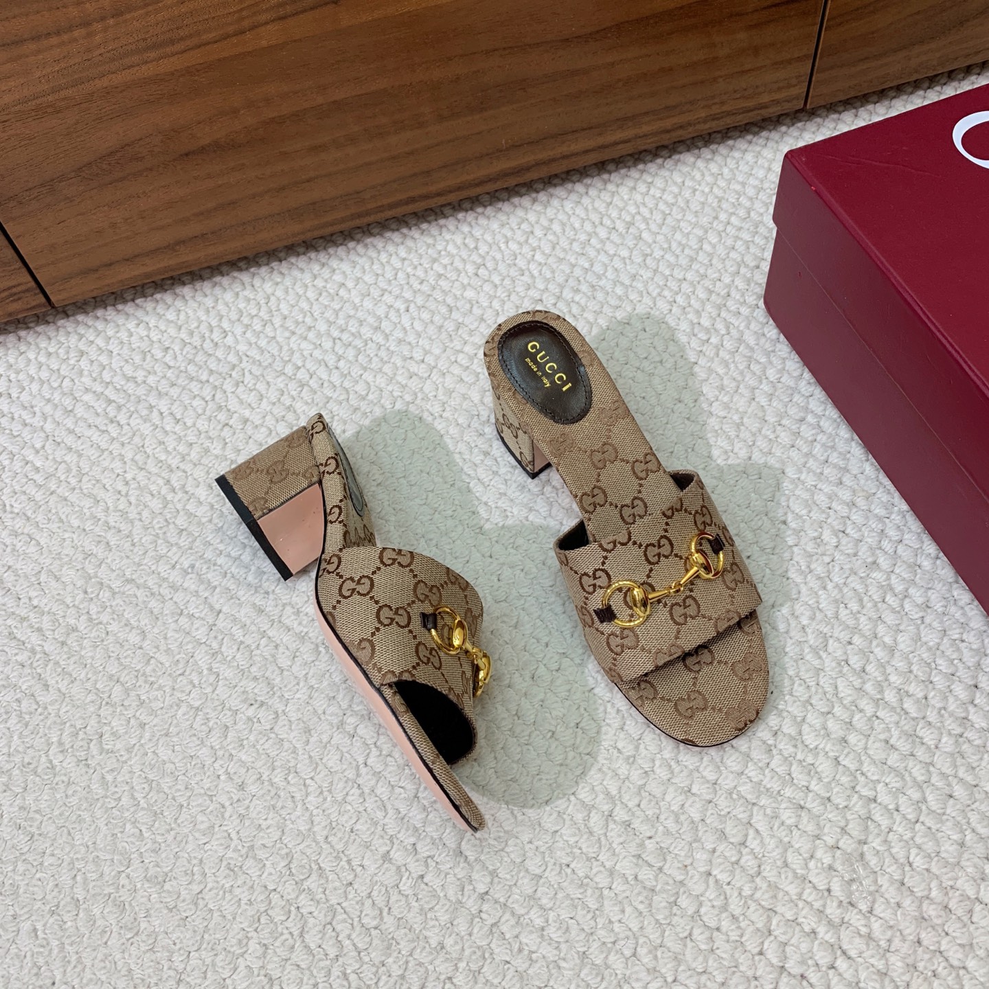 🔸Gu*ci🔸粗跟拖鞋。鞋面羊皮、定制GG材料。羊皮内里及垫脚。真皮大底。跟高5.5cm码数：35-42