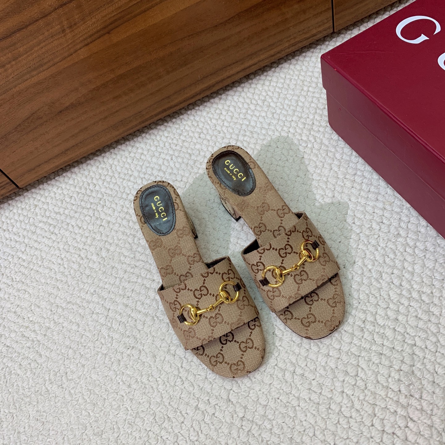 🔸Gu*ci🔸粗跟拖鞋。鞋面羊皮、定制GG材料。羊皮内里及垫脚。真皮大底。跟高5.5cm码数：35-42