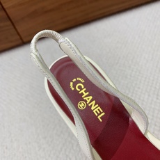 🔸Chan*l🔸后空凉鞋。双色拼接➕标志性双C,不管是通勤还是约会都能轻松拿捏,不同配色解锁不同风格,每一帧都是精致氛围 🔸Chan*l🔸后空凉鞋。双色拼接➕标志性双C,不管是通勤还是约会都能轻松拿捏,不同配色解锁不同风格,每一帧都是精致氛围