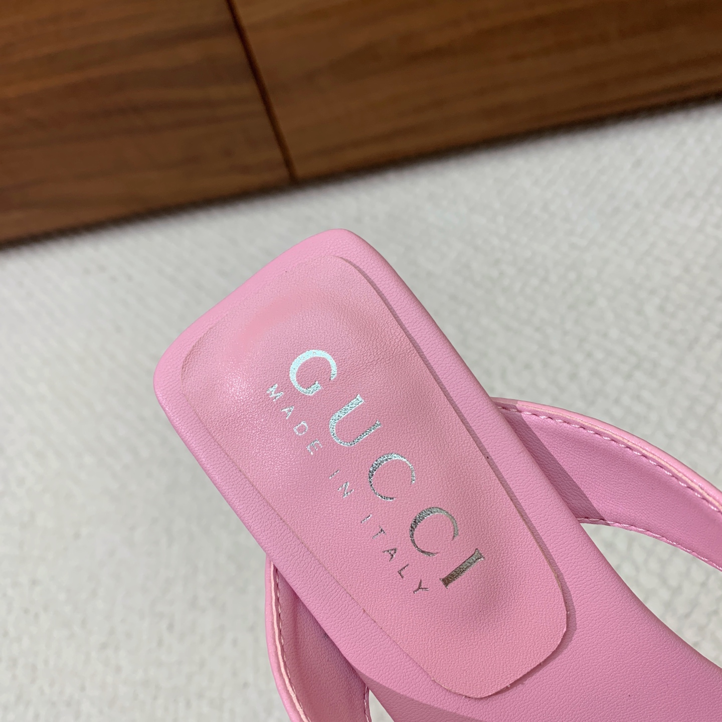 🔸Gu*ci🔸人字拖。鞋面羊皮、定制GG材料。羊皮内里及垫脚。真皮大底。跟高5.5cm码数：35-42（
