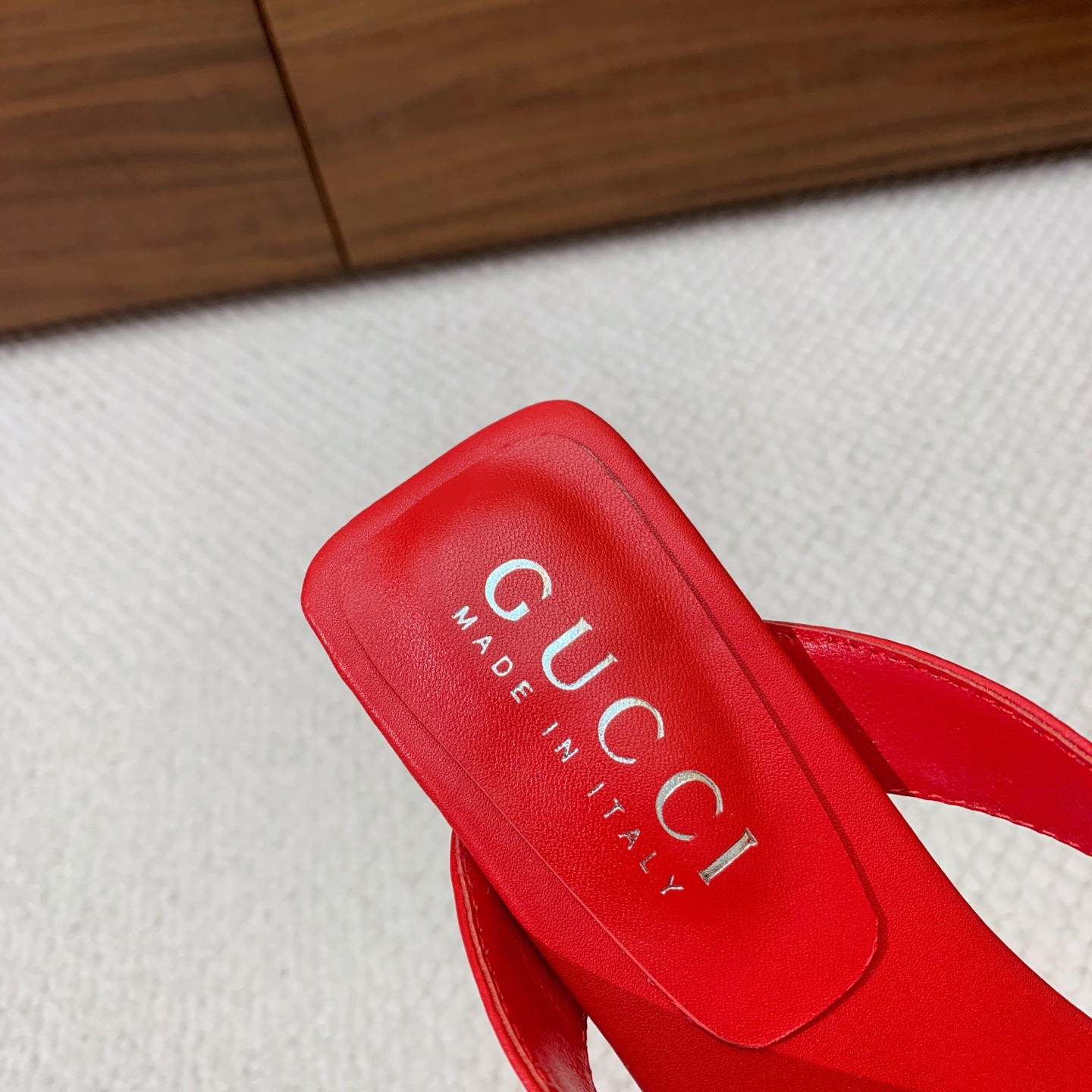 🔸Gu*ci🔸人字拖。鞋面羊皮、定制GG材料。羊皮内里及垫脚。真皮大底。跟高5.5cm码数：35-42（