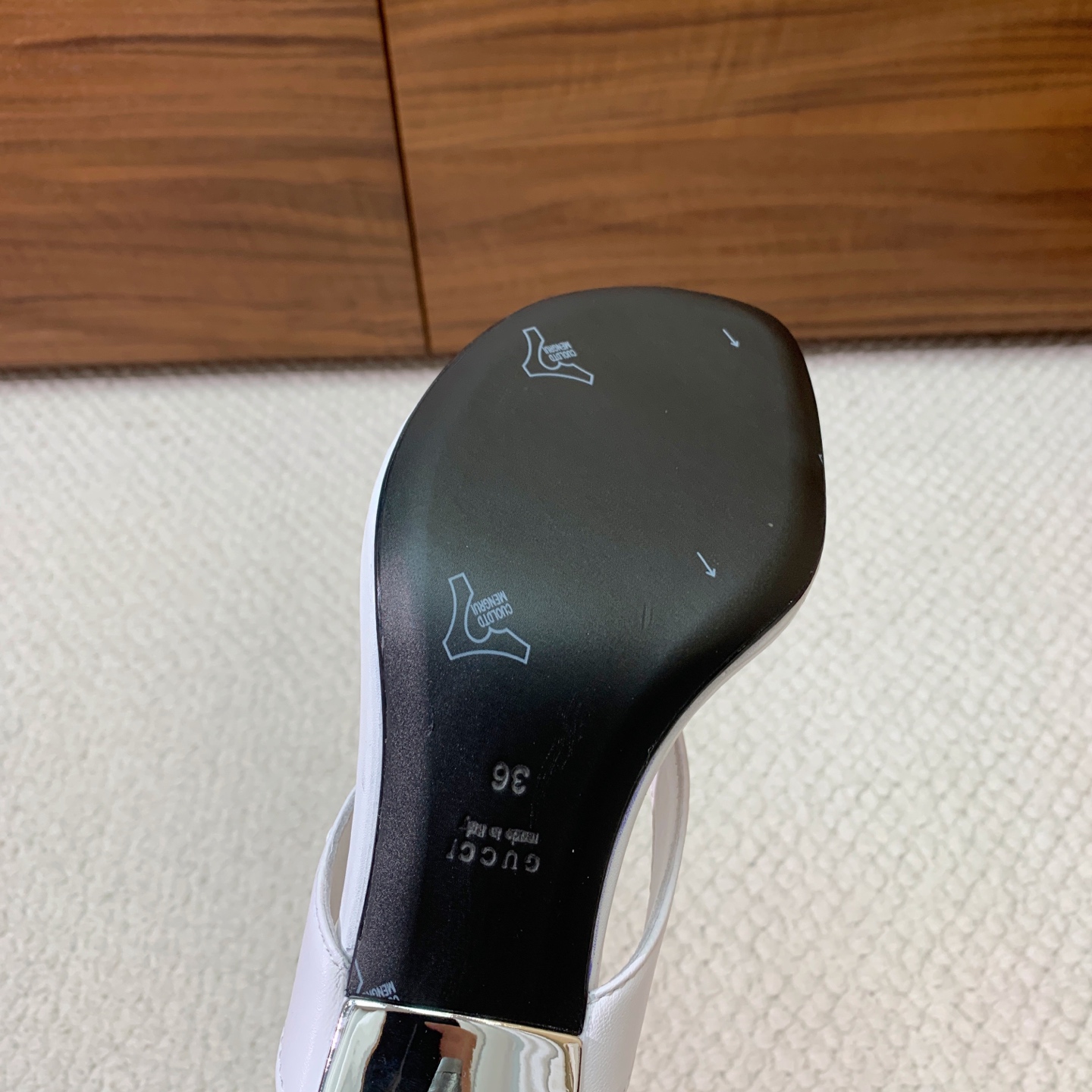 🔸Gu*ci🔸人字拖。鞋面羊皮、定制GG材料。羊皮内里及垫脚。真皮大底。跟高5.5cm码数：35-42（