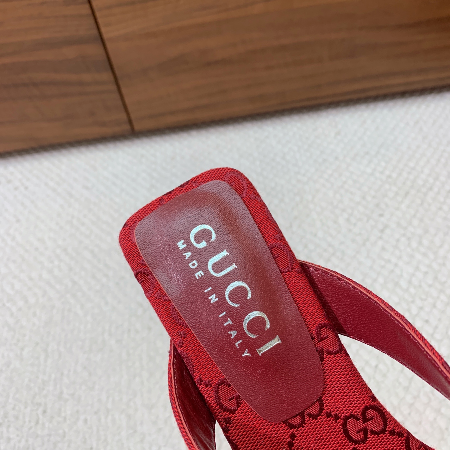 🔸Gu*ci🔸人字拖。鞋面羊皮、定制GG材料。羊皮内里及垫脚。真皮大底。跟高5.5cm码数：35-42（