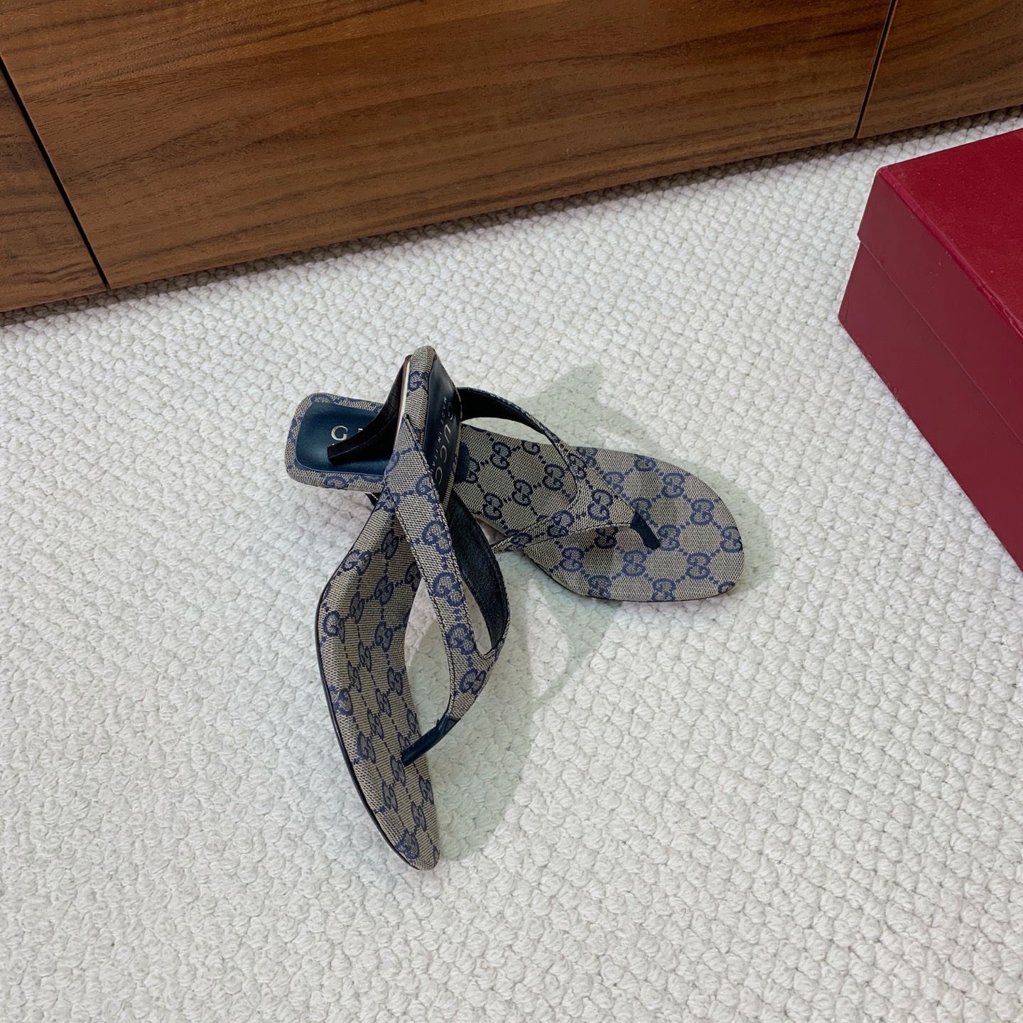 🔸Gu*ci🔸人字拖。鞋面羊皮、定制GG材料。羊皮内里及垫脚。真皮大底。跟高5.5cm码数：35-42（