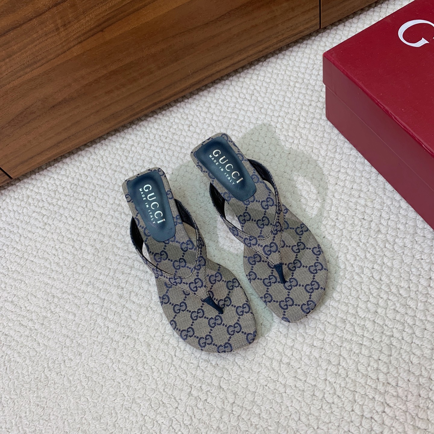 🔸Gu*ci🔸人字拖。鞋面羊皮、定制GG材料。羊皮内里及垫脚。真皮大底。跟高5.5cm码数：35-42（