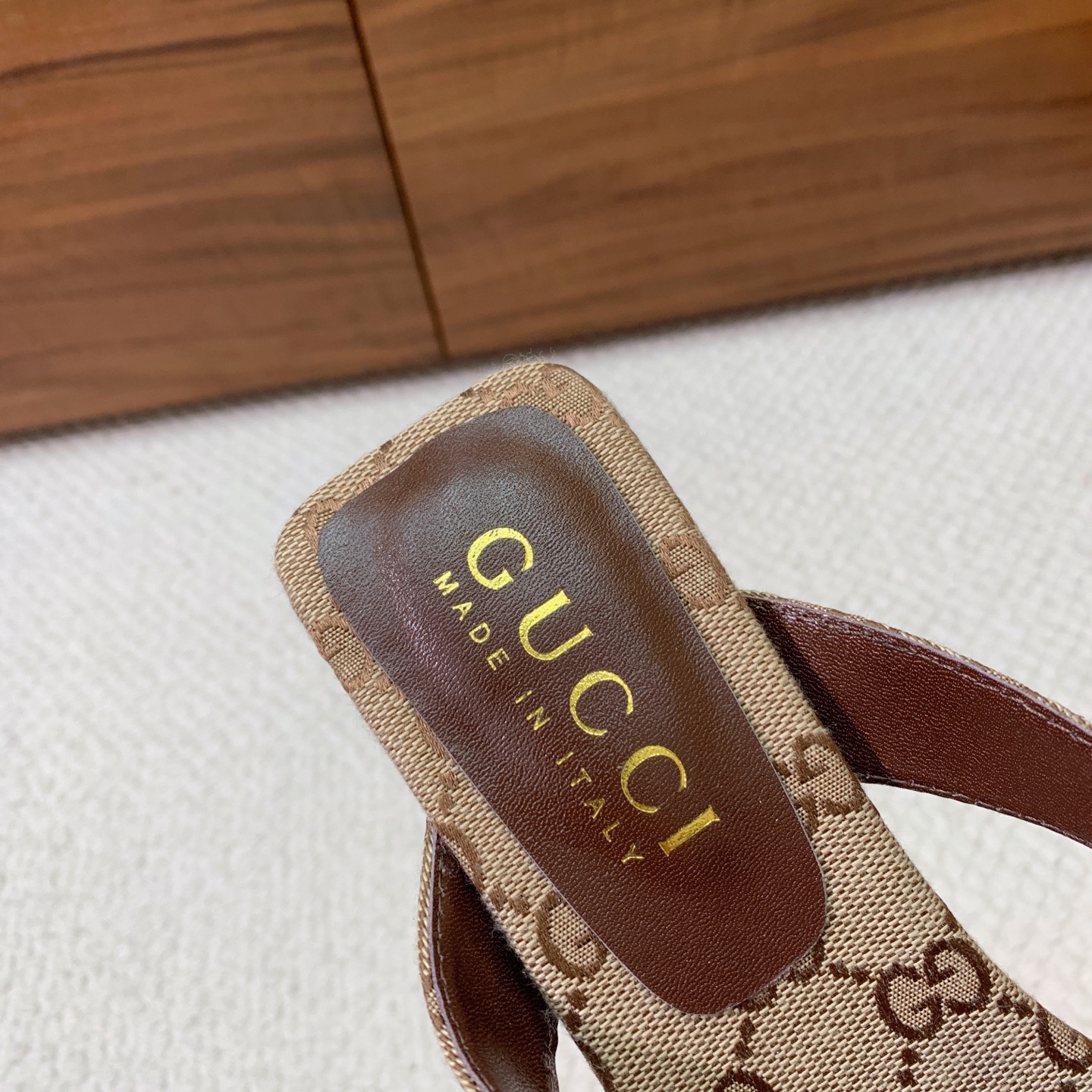 🔸Gu*ci🔸人字拖。鞋面羊皮、定制GG材料。羊皮内里及垫脚。真皮大底。跟高5.5cm码数：35-42（