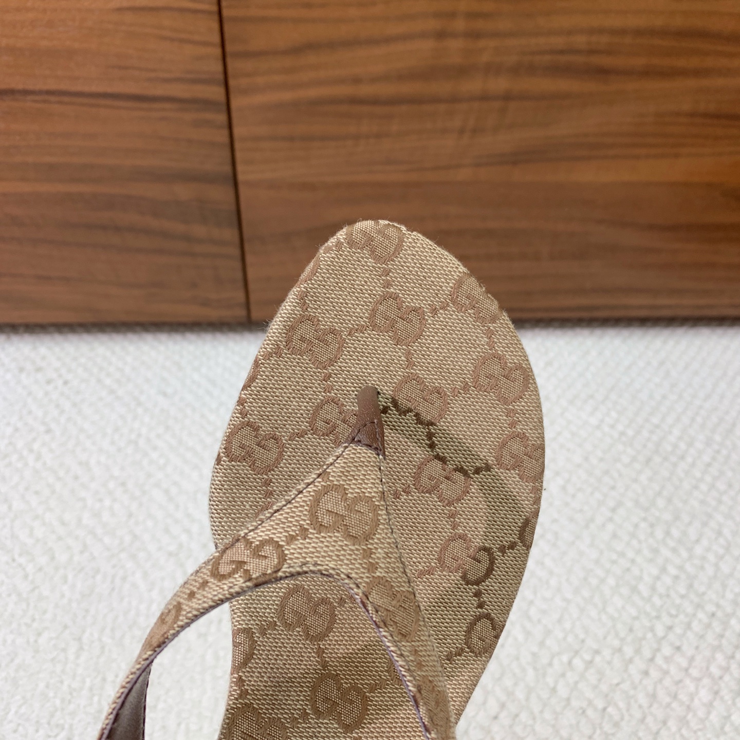 🔸Gu*ci🔸人字拖。鞋面羊皮、定制GG材料。羊皮内里及垫脚。真皮大底。跟高5.5cm码数：35-42（