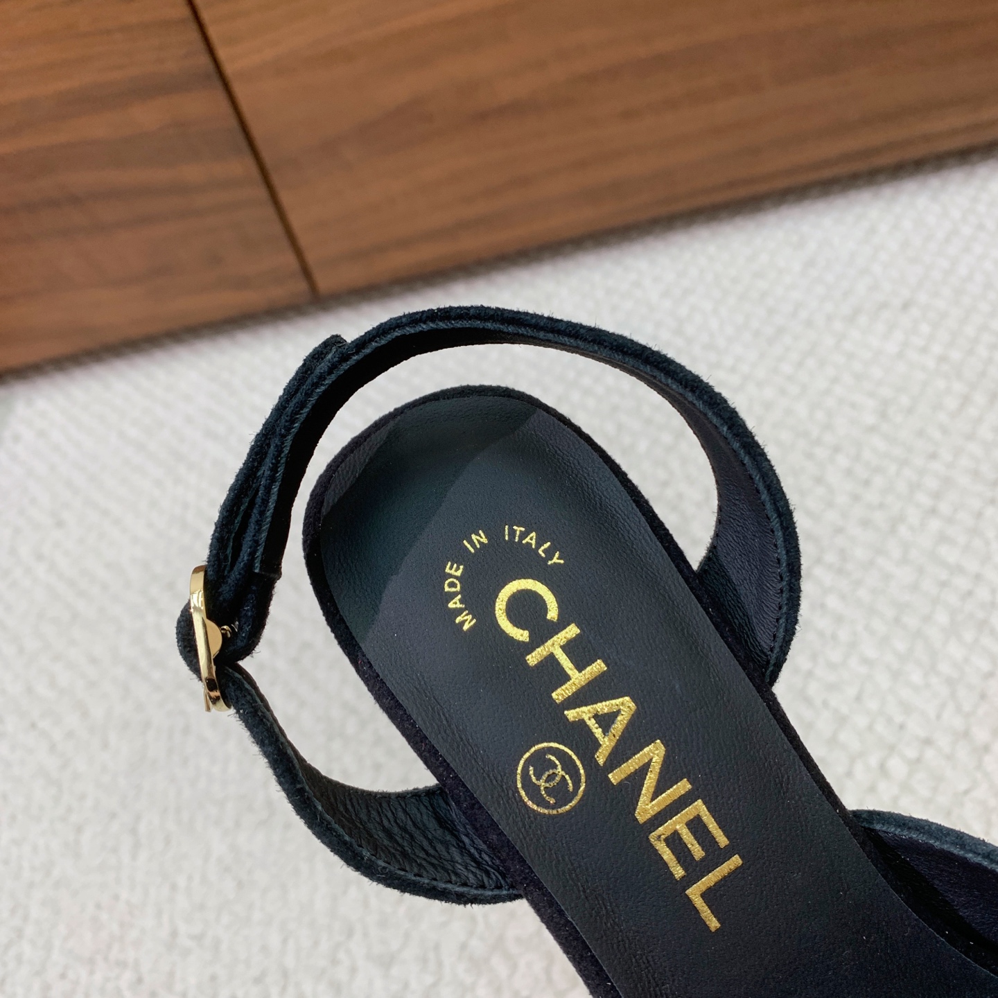 🔸Chan*l🔸后空高跟凉鞋。极简设计、超好搭配的日常款。小方头设计、显瘦不挑脚型。鞋面进口羊京、牛皮。羊皮内里及垫脚，