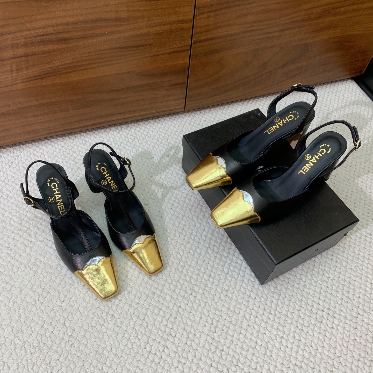 NO:927744,Chan*l back hollow high-heeled sandals. Minimalist design, super easy-to-match daily style. Small square toe design, slimming and not picky about the foot shape. The upper is imported sheep leather, sheepskin lining and feet, genuine leather outsole, heel height 9cm, size 34-42 (34, 40, 41, 42 customization is not returnable) batch, sandals, chanel, sandals, cowhide, sheepskin, sheep, Leather soles19860909Chan*l后空高跟凉鞋.极简设计、超好搭配的日常款.小方头设计、显瘦不挑脚型.鞋面进口羊京、牛皮.羊皮内里及垫脚,真皮大底,跟高9cm 码数34-42（34、40、41、42定制不退换） 批,凉鞋,chanel,sandals,cowhide,sheepskin,sheep,Leather soles,Women's Shoes