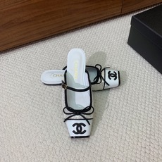 🔸Chan*l🔸方头蝴蝶结玛丽珍半拖。撞色拼接自带复古氛围感,小巧蝴蝶结温柔加分 金属双C标识低调显贵。 材质:鞋面牛皮 🔸Chan*l🔸方头蝴蝶结玛丽珍半拖。撞色拼接自带复古氛围感,小巧蝴蝶结温柔加分 金属双C标识低调显贵。 材质:鞋面牛皮