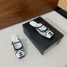 🔸Chan*l🔸方头蝴蝶结玛丽珍半拖。撞色拼接自带复古氛围感,小巧蝴蝶结温柔加分 金属双C标识低调显贵。 材质:鞋面牛皮 🔸Chan*l🔸方头蝴蝶结玛丽珍半拖。撞色拼接自带复古氛围感,小巧蝴蝶结温柔加分 金属双C标识低调显贵。 材质:鞋面牛皮
