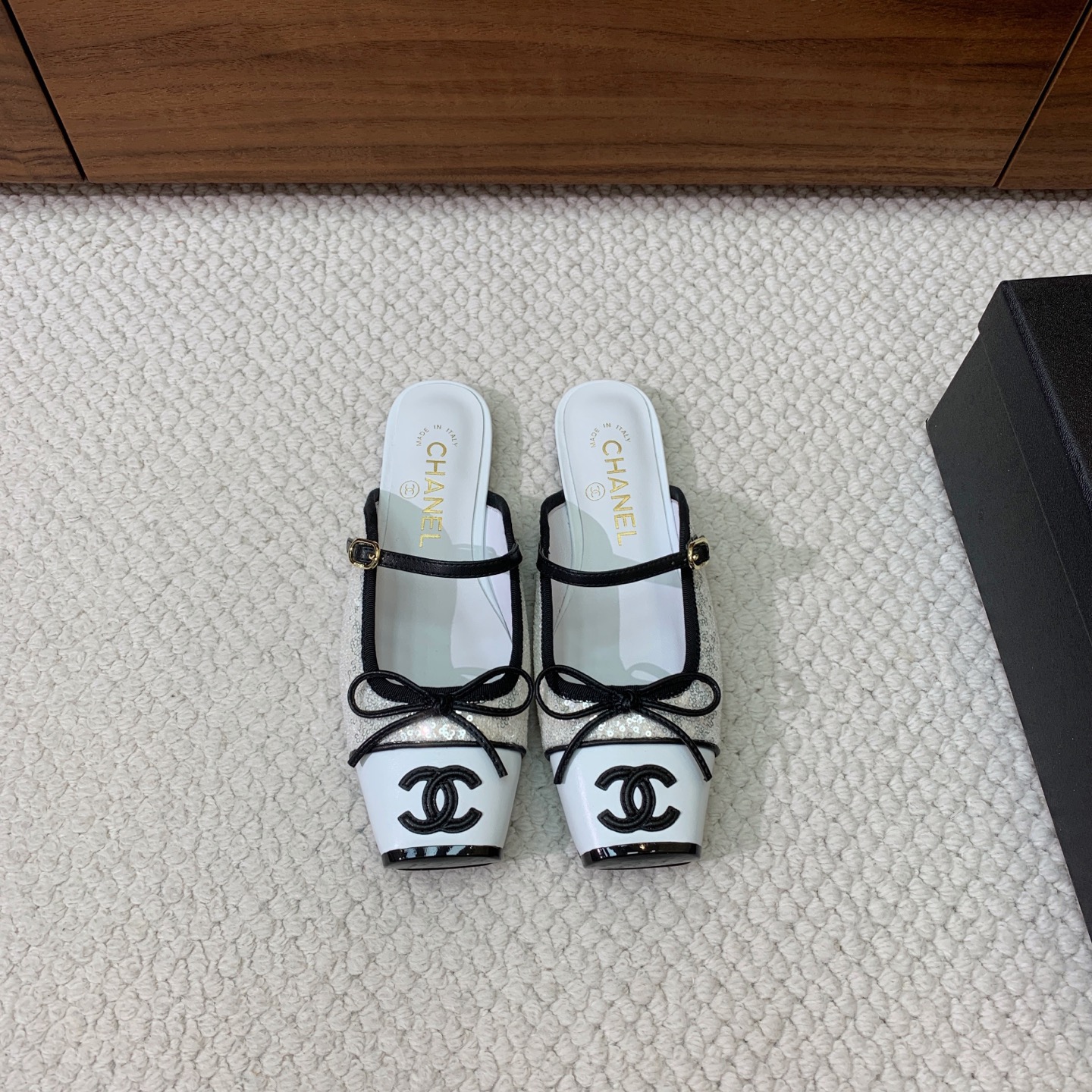 🔸Chan*l🔸方头蝴蝶结玛丽珍半拖。撞色拼接自带复古氛围感，小巧蝴蝶结温柔加分 金属双C标识低调显贵。 材质：鞋面牛皮