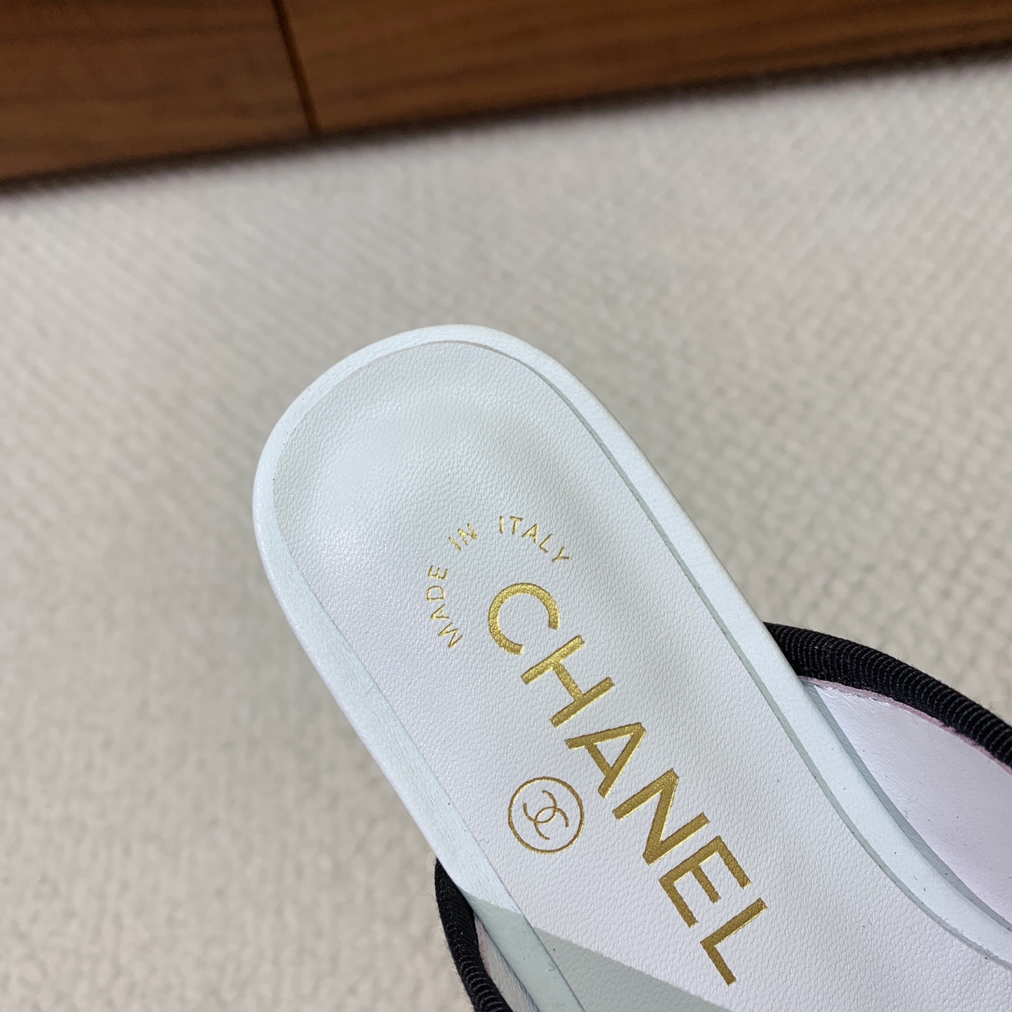 🔸Chan*l🔸方头蝴蝶结玛丽珍半拖。撞色拼接自带复古氛围感,小巧蝴蝶结温柔加分 金属双C标识低调显贵。 材质:鞋面牛皮 🔸Chan*l🔸方头蝴蝶结玛丽珍半拖。撞色拼接自带复古氛围感,小巧蝴蝶结温柔加分 金属双C标识低调显贵。 材质:鞋面牛皮