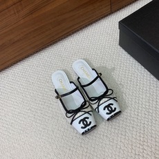 🔸Chan*l🔸方头蝴蝶结玛丽珍半拖。撞色拼接自带复古氛围感,小巧蝴蝶结温柔加分 金属双C标识低调显贵。 材质:鞋面牛皮 🔸Chan*l🔸方头蝴蝶结玛丽珍半拖。撞色拼接自带复古氛围感,小巧蝴蝶结温柔加分 金属双C标识低调显贵。 材质:鞋面牛皮