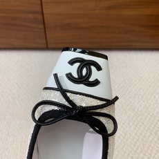 🔸Chan*l🔸方头蝴蝶结玛丽珍半拖。撞色拼接自带复古氛围感,小巧蝴蝶结温柔加分 金属双C标识低调显贵。 材质:鞋面牛皮 🔸Chan*l🔸方头蝴蝶结玛丽珍半拖。撞色拼接自带复古氛围感,小巧蝴蝶结温柔加分 金属双C标识低调显贵。 材质:鞋面牛皮