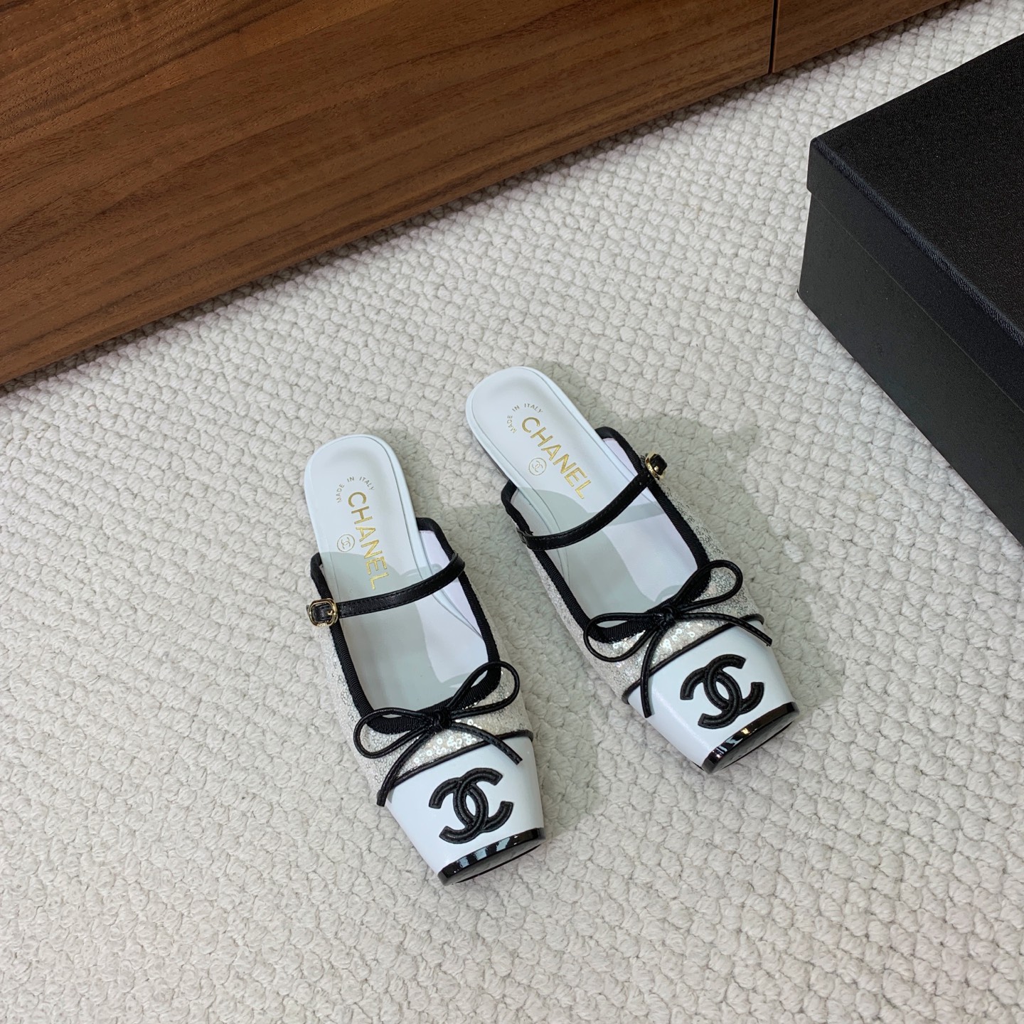 🔸Chan*l🔸方头蝴蝶结玛丽珍半拖。撞色拼接自带复古氛围感,小巧蝴蝶结温柔加分 金属双C标识低调显贵。 材质:鞋面牛皮 🔸Chan*l🔸方头蝴蝶结玛丽珍半拖。撞色拼接自带复古氛围感,小巧蝴蝶结温柔加分 金属双C标识低调显贵。 材质:鞋面牛皮