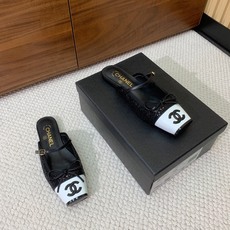 🔸Chan*l🔸方头蝴蝶结玛丽珍半拖。撞色拼接自带复古氛围感,小巧蝴蝶结温柔加分 金属双C标识低调显贵。 材质:鞋面牛皮 🔸Chan*l🔸方头蝴蝶结玛丽珍半拖。撞色拼接自带复古氛围感,小巧蝴蝶结温柔加分 金属双C标识低调显贵。 材质:鞋面牛皮
