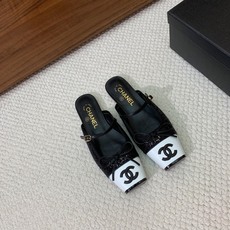 🔸Chan*l🔸方头蝴蝶结玛丽珍半拖。撞色拼接自带复古氛围感,小巧蝴蝶结温柔加分 金属双C标识低调显贵。 材质:鞋面牛皮 🔸Chan*l🔸方头蝴蝶结玛丽珍半拖。撞色拼接自带复古氛围感,小巧蝴蝶结温柔加分 金属双C标识低调显贵。 材质:鞋面牛皮