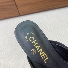 🔸Chan*l🔸方头蝴蝶结玛丽珍半拖。撞色拼接自带复古氛围感,小巧蝴蝶结温柔加分 金属双C标识低调显贵。 材质:鞋面牛皮 🔸Chan*l🔸方头蝴蝶结玛丽珍半拖。撞色拼接自带复古氛围感,小巧蝴蝶结温柔加分 金属双C标识低调显贵。 材质:鞋面牛皮