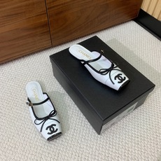 🔸Chan*l🔸方头蝴蝶结玛丽珍半拖。撞色拼接自带复古氛围感,小巧蝴蝶结温柔加分 金属双C标识低调显贵。 材质:鞋面牛皮 🔸Chan*l🔸方头蝴蝶结玛丽珍半拖。撞色拼接自带复古氛围感,小巧蝴蝶结温柔加分 金属双C标识低调显贵。 材质:鞋面牛皮