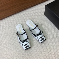 🔸Chan*l🔸方头蝴蝶结玛丽珍半拖。撞色拼接自带复古氛围感,小巧蝴蝶结温柔加分 金属双C标识低调显贵。 材质:鞋面牛皮 🔸Chan*l🔸方头蝴蝶结玛丽珍半拖。撞色拼接自带复古氛围感,小巧蝴蝶结温柔加分 金属双C标识低调显贵。 材质:鞋面牛皮