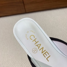🔸Chan*l🔸方头蝴蝶结玛丽珍半拖。撞色拼接自带复古氛围感,小巧蝴蝶结温柔加分 金属双C标识低调显贵。 材质:鞋面牛皮 🔸Chan*l🔸方头蝴蝶结玛丽珍半拖。撞色拼接自带复古氛围感,小巧蝴蝶结温柔加分 金属双C标识低调显贵。 材质:鞋面牛皮
