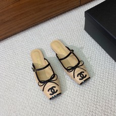 🔸Chan*l🔸方头蝴蝶结玛丽珍半拖。撞色拼接自带复古氛围感,小巧蝴蝶结温柔加分 金属双C标识低调显贵。 材质:鞋面牛皮 🔸Chan*l🔸方头蝴蝶结玛丽珍半拖。撞色拼接自带复古氛围感,小巧蝴蝶结温柔加分 金属双C标识低调显贵。 材质:鞋面牛皮