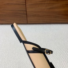 🔸Chan*l🔸方头蝴蝶结玛丽珍半拖。撞色拼接自带复古氛围感,小巧蝴蝶结温柔加分 金属双C标识低调显贵。 材质:鞋面牛皮 🔸Chan*l🔸方头蝴蝶结玛丽珍半拖。撞色拼接自带复古氛围感,小巧蝴蝶结温柔加分 金属双C标识低调显贵。 材质:鞋面牛皮