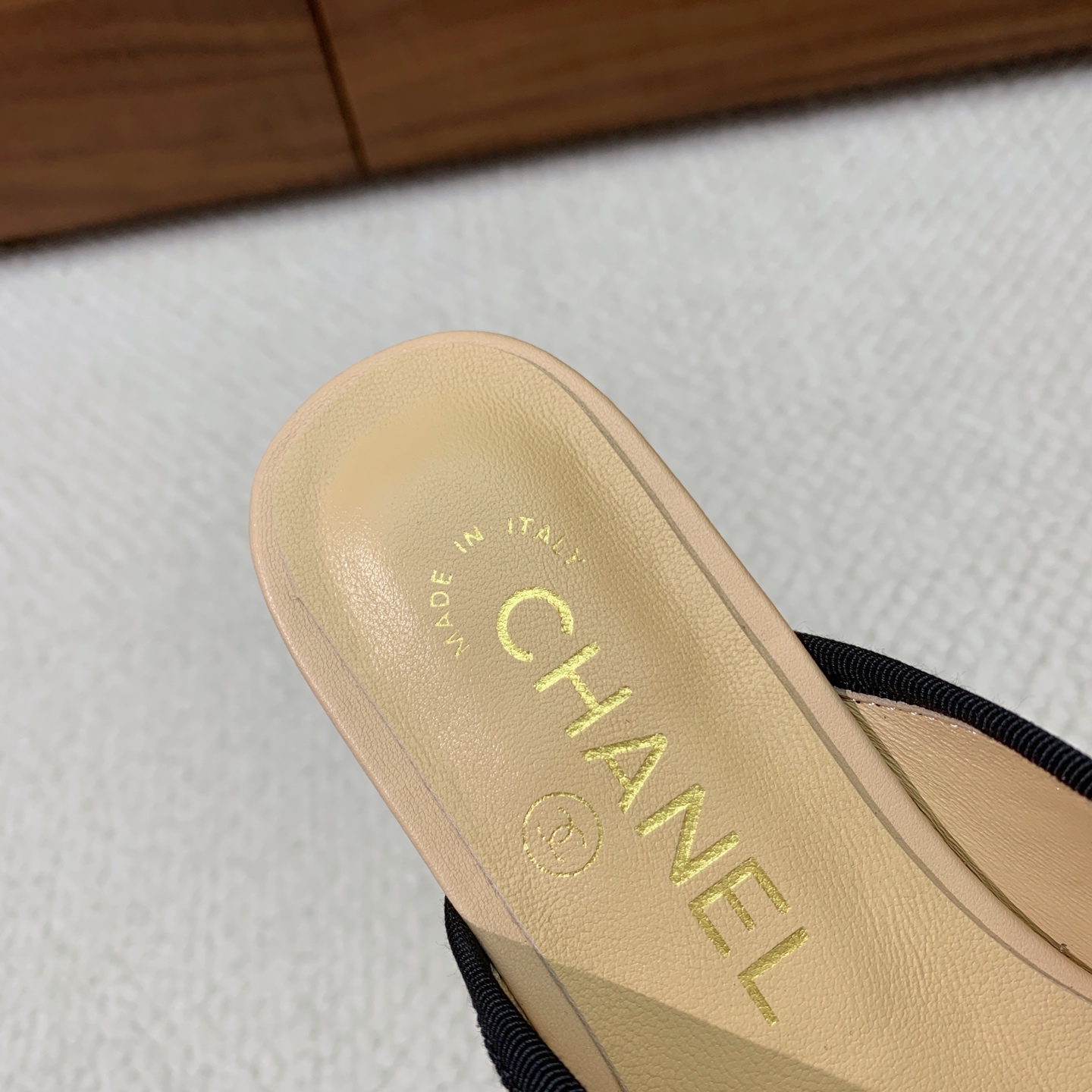 🔸Chan*l🔸方头蝴蝶结玛丽珍半拖。撞色拼接自带复古氛围感,小巧蝴蝶结温柔加分 金属双C标识低调显贵。 材质:鞋面牛皮 🔸Chan*l🔸方头蝴蝶结玛丽珍半拖。撞色拼接自带复古氛围感,小巧蝴蝶结温柔加分 金属双C标识低调显贵。 材质:鞋面牛皮