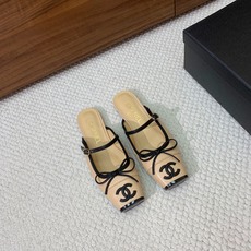 🔸Chan*l🔸方头蝴蝶结玛丽珍半拖。撞色拼接自带复古氛围感,小巧蝴蝶结温柔加分 金属双C标识低调显贵。 材质:鞋面牛皮 🔸Chan*l🔸方头蝴蝶结玛丽珍半拖。撞色拼接自带复古氛围感,小巧蝴蝶结温柔加分 金属双C标识低调显贵。 材质:鞋面牛皮