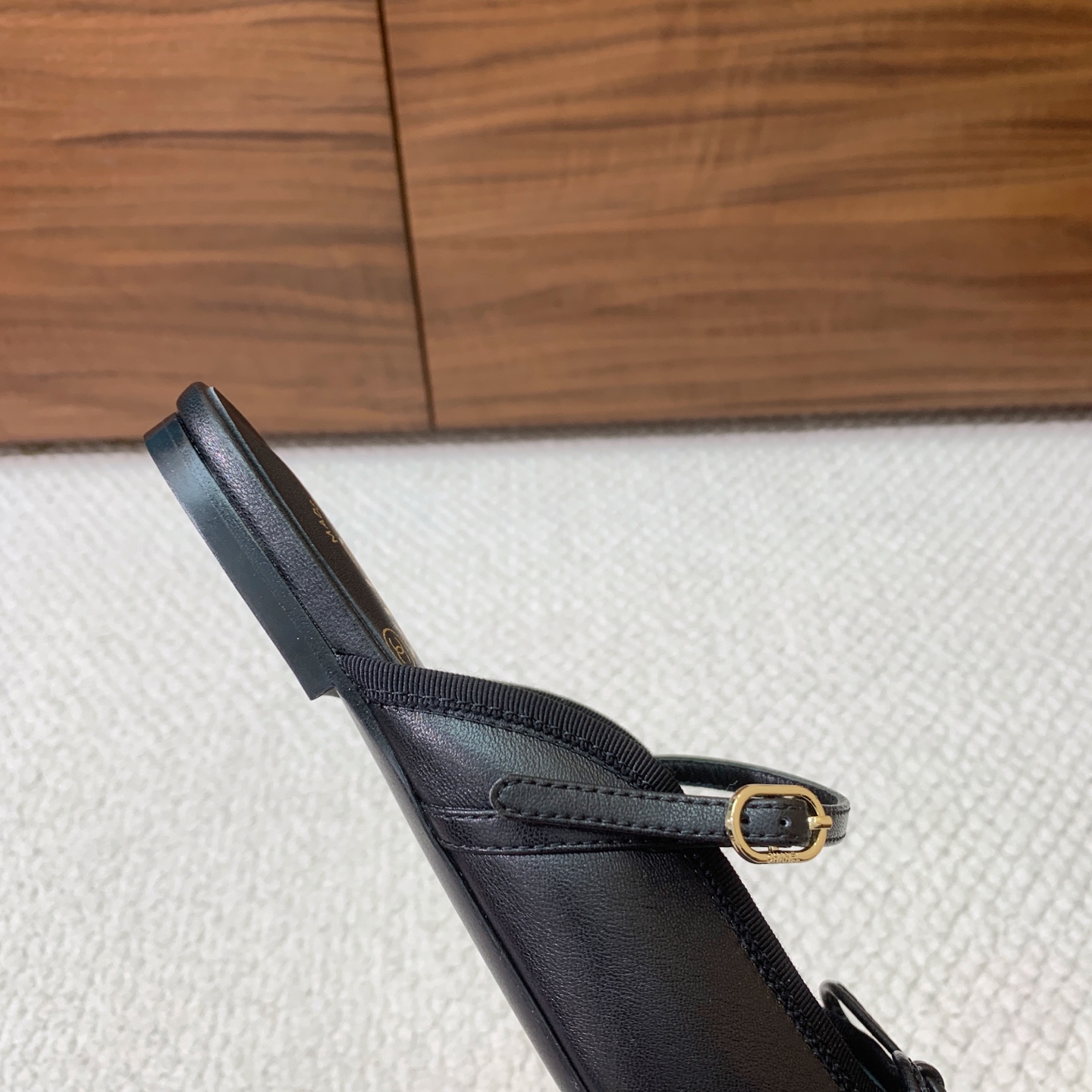 🔸Chan*l🔸方头蝴蝶结玛丽珍半拖。撞色拼接自带复古氛围感，小巧蝴蝶结温柔加分 金属双C标识低调显贵。 材质：鞋面牛皮