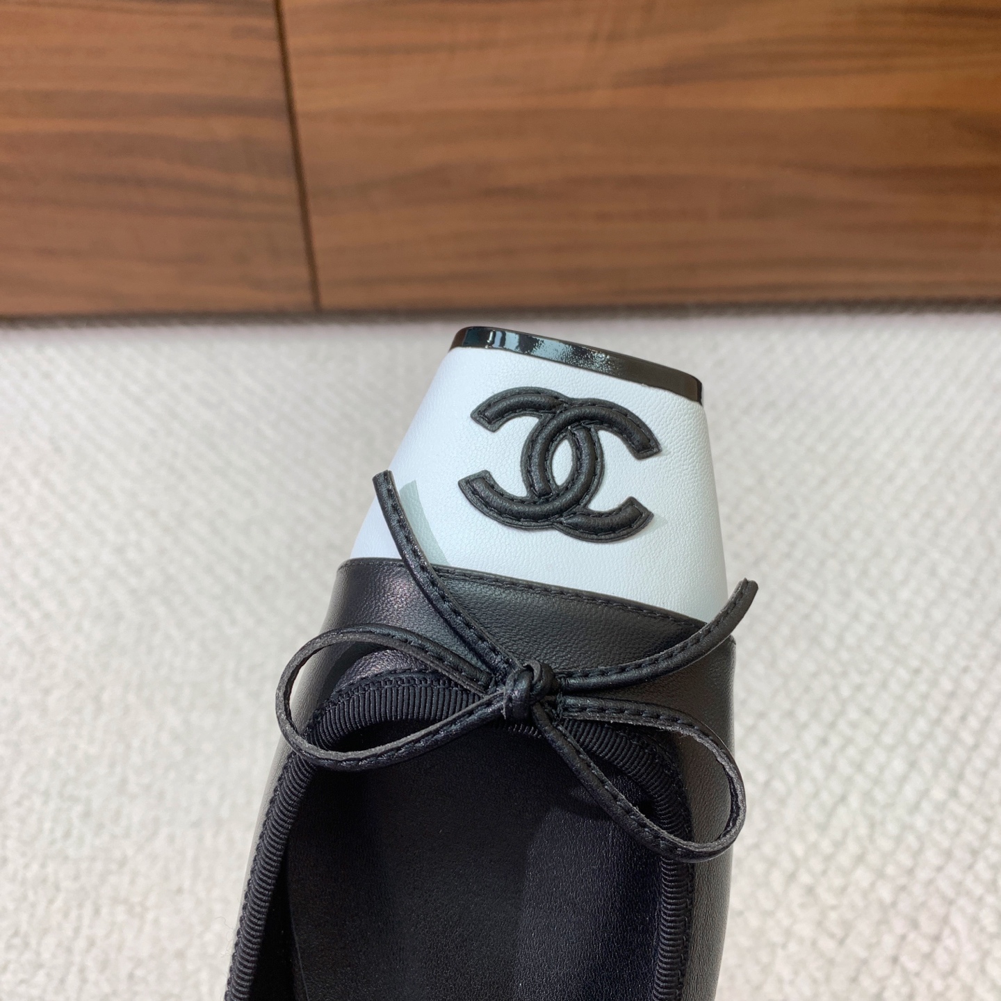 🔸Chan*l🔸方头蝴蝶结玛丽珍半拖。撞色拼接自带复古氛围感，小巧蝴蝶结温柔加分 金属双C标识低调显贵。 材质：鞋面牛皮