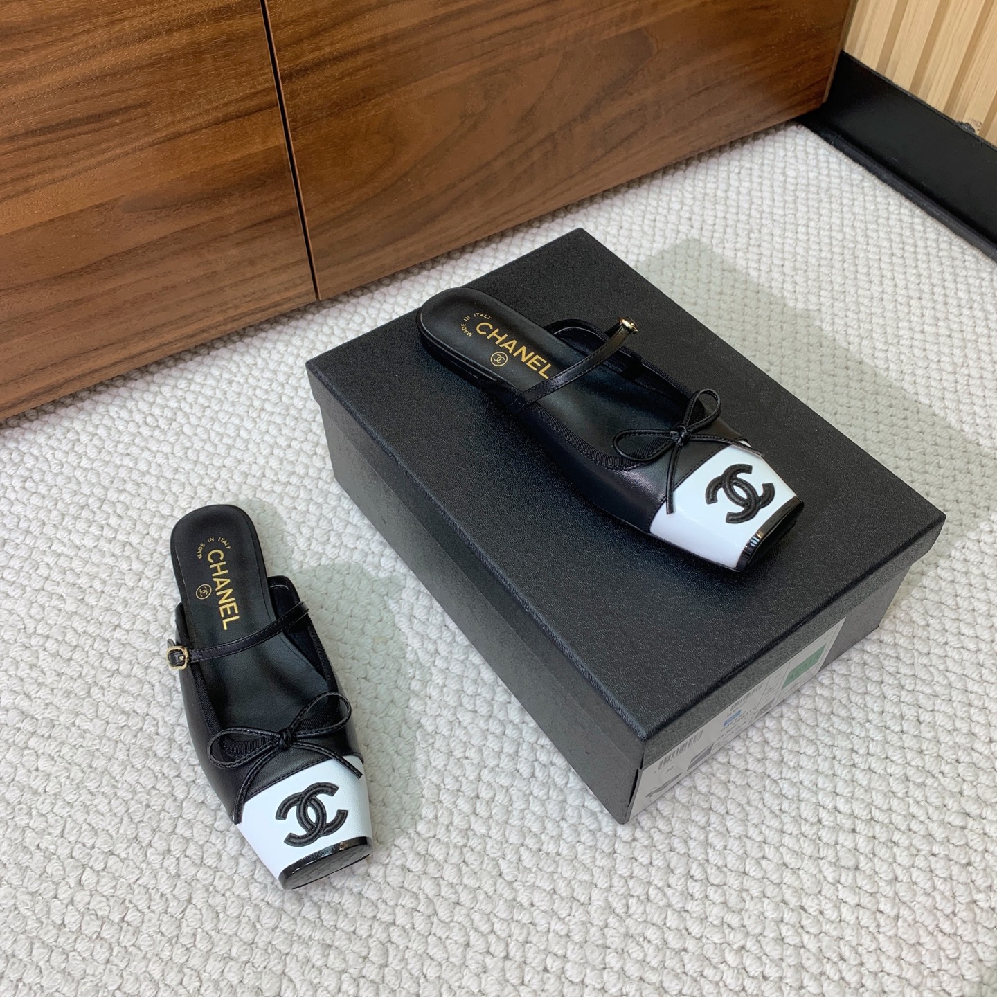 🔸Chan*l🔸方头蝴蝶结玛丽珍半拖。撞色拼接自带复古氛围感，小巧蝴蝶结温柔加分 金属双C标识低调显贵。 材质：鞋面牛皮