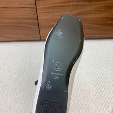 🔸Chan*l🔸方头蝴蝶结玛丽珍单鞋。撞色拼接自带复古氛围感,小巧蝴蝶结温柔加分 金属双C标识低调显贵。 材质:鞋面牛皮 🔸Chan*l🔸方头蝴蝶结玛丽珍单鞋。撞色拼接自带复古氛围感,小巧蝴蝶结温柔加分 金属双C标识低调显贵。 材质:鞋面牛皮
