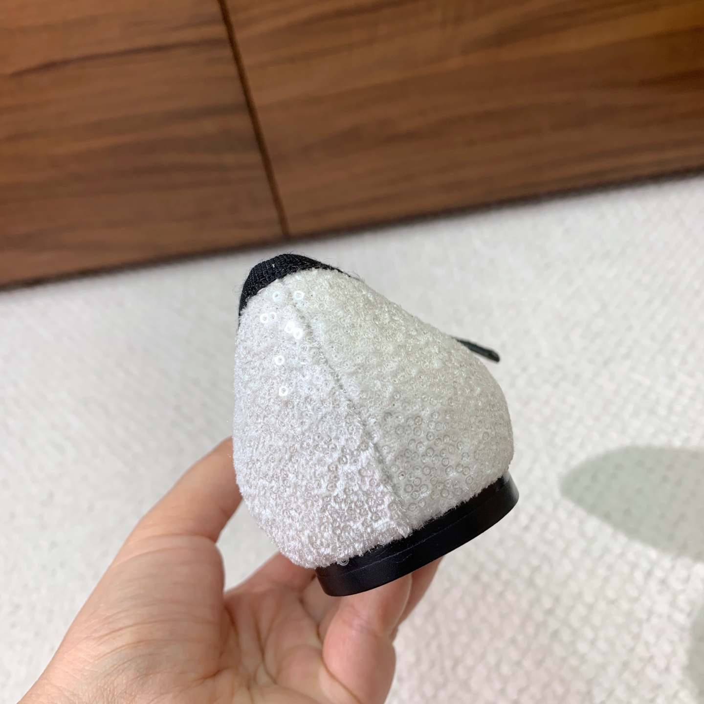 🔸Chan*l🔸方头蝴蝶结玛丽珍单鞋。撞色拼接自带复古氛围感,小巧蝴蝶结温柔加分 金属双C标识低调显贵。 材质:鞋面牛皮 🔸Chan*l🔸方头蝴蝶结玛丽珍单鞋。撞色拼接自带复古氛围感,小巧蝴蝶结温柔加分 金属双C标识低调显贵。 材质:鞋面牛皮