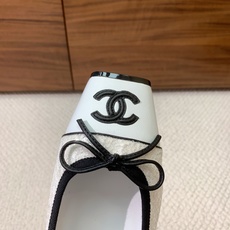 🔸Chan*l🔸方头蝴蝶结玛丽珍单鞋。撞色拼接自带复古氛围感,小巧蝴蝶结温柔加分 金属双C标识低调显贵。 材质:鞋面牛皮 🔸Chan*l🔸方头蝴蝶结玛丽珍单鞋。撞色拼接自带复古氛围感,小巧蝴蝶结温柔加分 金属双C标识低调显贵。 材质:鞋面牛皮