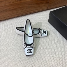 🔸Chan*l🔸方头蝴蝶结玛丽珍单鞋。撞色拼接自带复古氛围感,小巧蝴蝶结温柔加分 金属双C标识低调显贵。 材质:鞋面牛皮 🔸Chan*l🔸方头蝴蝶结玛丽珍单鞋。撞色拼接自带复古氛围感,小巧蝴蝶结温柔加分 金属双C标识低调显贵。 材质:鞋面牛皮