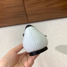 🔸Chan*l🔸方头蝴蝶结玛丽珍单鞋。撞色拼接自带复古氛围感,小巧蝴蝶结温柔加分 金属双C标识低调显贵。 材质:鞋面牛皮 🔸Chan*l🔸方头蝴蝶结玛丽珍单鞋。撞色拼接自带复古氛围感,小巧蝴蝶结温柔加分 金属双C标识低调显贵。 材质:鞋面牛皮