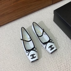 🔸Chan*l🔸方头蝴蝶结玛丽珍单鞋。撞色拼接自带复古氛围感,小巧蝴蝶结温柔加分 金属双C标识低调显贵。 材质:鞋面牛皮 🔸Chan*l🔸方头蝴蝶结玛丽珍单鞋。撞色拼接自带复古氛围感,小巧蝴蝶结温柔加分 金属双C标识低调显贵。 材质:鞋面牛皮