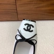 🔸Chan*l🔸方头蝴蝶结玛丽珍单鞋。撞色拼接自带复古氛围感,小巧蝴蝶结温柔加分 金属双C标识低调显贵。 材质:鞋面牛皮 🔸Chan*l🔸方头蝴蝶结玛丽珍单鞋。撞色拼接自带复古氛围感,小巧蝴蝶结温柔加分 金属双C标识低调显贵。 材质:鞋面牛皮