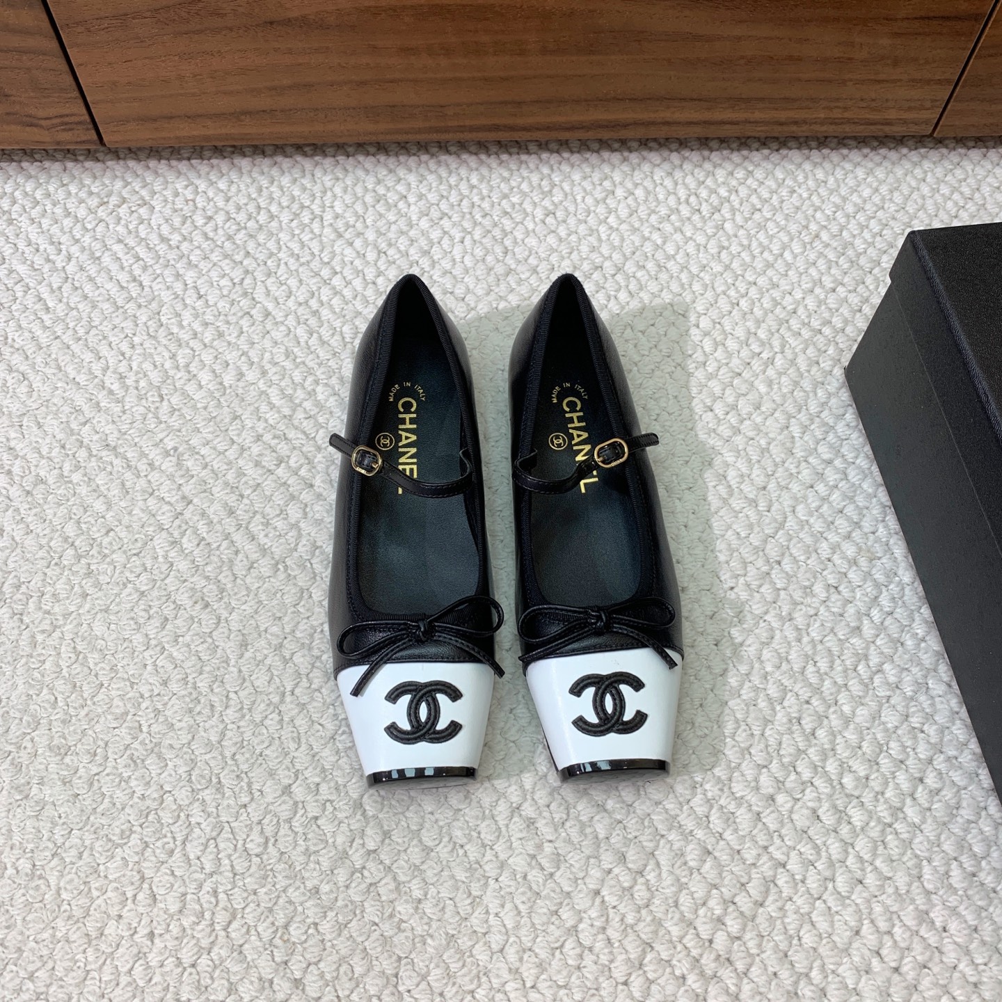 NO:927725,Chan*l square-toe bow Mary Jane shoes. Contrast color stitching brings a retro atmosphere, and the small bow is gentle. The metal double C logo is low-key and noble. Materials: upper cowhide, Greet, sheepskin lining and feet. Genuine leather outsole. Size 35-41 (40, 41 customization is not returnable) Batch (aircraft box 10), single shoes, chanel, mary jane, cowhide, sheepskin, Leather soles19860909Chan*l方头蝴蝶结玛丽珍单鞋.撞色拼接自带复古氛围感,小巧蝴蝶结温柔加分 金属双C标识低调显贵. 材质鞋面牛皮,格利特.羊皮内里及垫脚.真皮大底. 码数35-41（40、41定制不退换） 批（飞机盒10）,单鞋,chanel,mary jane,cowhide,sheepskin,Leather soles,Women's Shoes