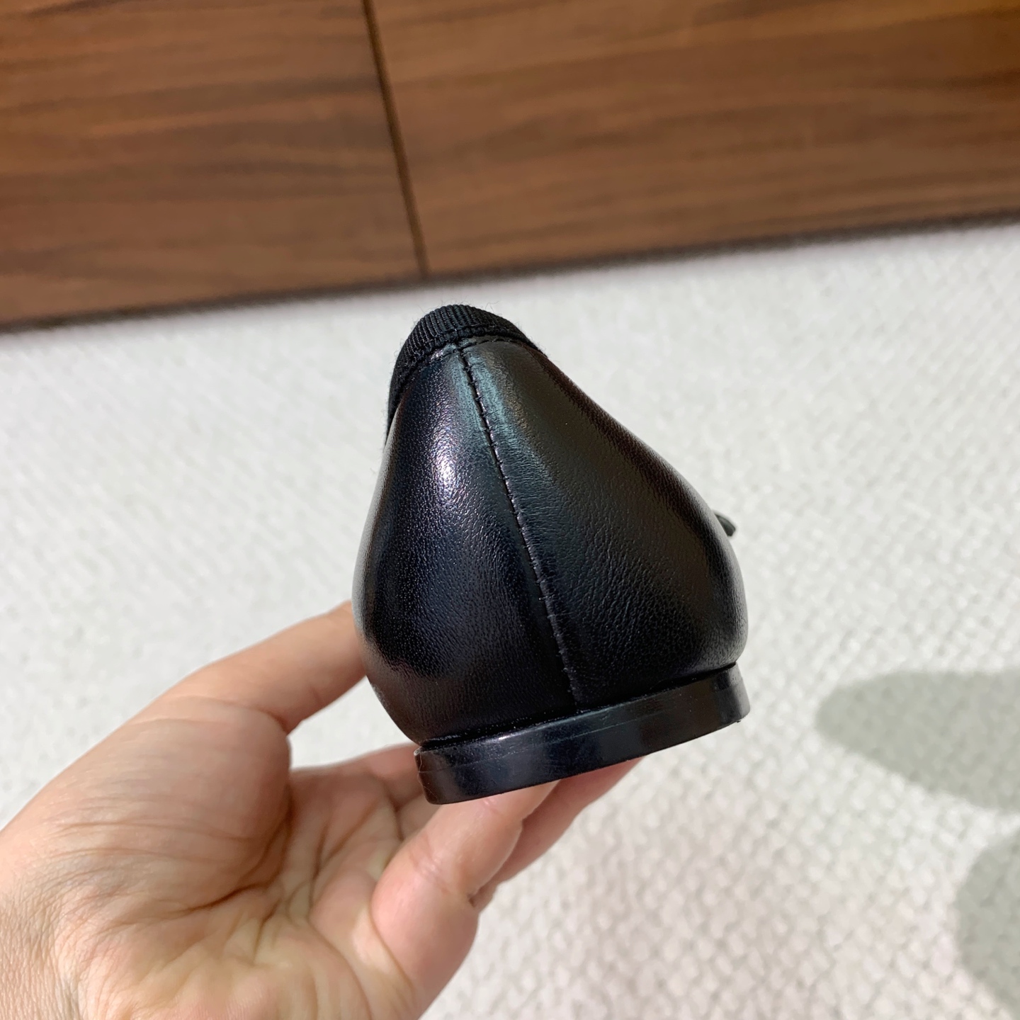 🔸Chan*l🔸方头蝴蝶结玛丽珍单鞋。撞色拼接自带复古氛围感，小巧蝴蝶结温柔加分 金属双C标识低调显贵。 材质：鞋面牛皮