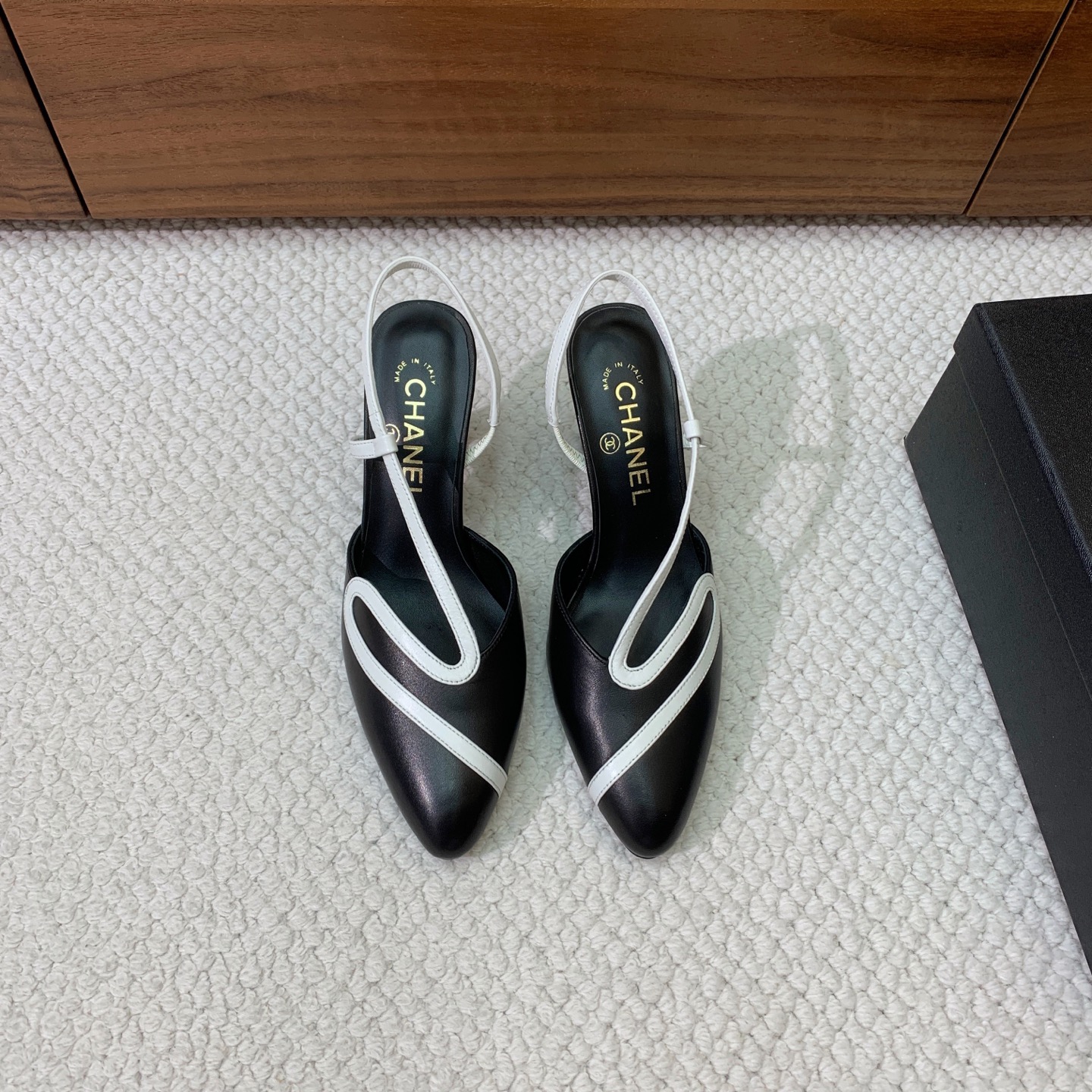 NO:927703,Chan*lS curved high-heeled sandals. The contrasting strap design makes the feet slimmer, and the elegant kitten heel is just right. Material upper is cowhide, sheepskin lining and foot pads. Genuine leather outsole. Heel height 8.5cm. Size 35-41 (40, 41 customization is non-returnable). Batch (aircraft box 10), sandals, chanel, sandals, cowhide, sheepskin, Leather soles19860909Chan*lS曲线高跟凉鞋.撞色细带设计超显脚瘦,优雅小猫跟恰到好处. 材质鞋面牛皮,羊皮内里及垫脚.真皮大底.跟高8.5cm 码数35-41（40、41定制不退换） 批（飞机盒10）,凉鞋,chanel,sandals,cowhide,sheepskin,Leather soles,Women's Shoes