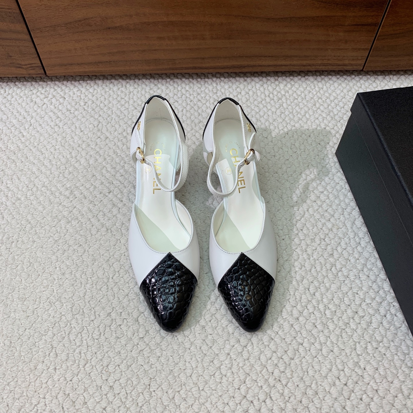 🔸Chan*l🔸经典拼色包头中空高跟鞋。踝带搭扣设计修饰脚型，细跟挺拔不累脚，通勤约会都能轻松驾驭，自带优雅轻奢氛围感，