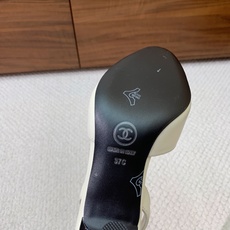 🔸Chan*l🔸樱桃跟后空凉鞋。细跟挺拔不累脚,通勤约会都能轻松驾驭,自带优雅轻奢氛围感,百搭各种裙装裤装。鞋面漆皮、牛 🔸Chan*l🔸樱桃跟后空凉鞋。细跟挺拔不累脚,通勤约会都能轻松驾驭,自带优雅轻奢氛围感,百搭各种裙装裤装。鞋面漆皮、牛