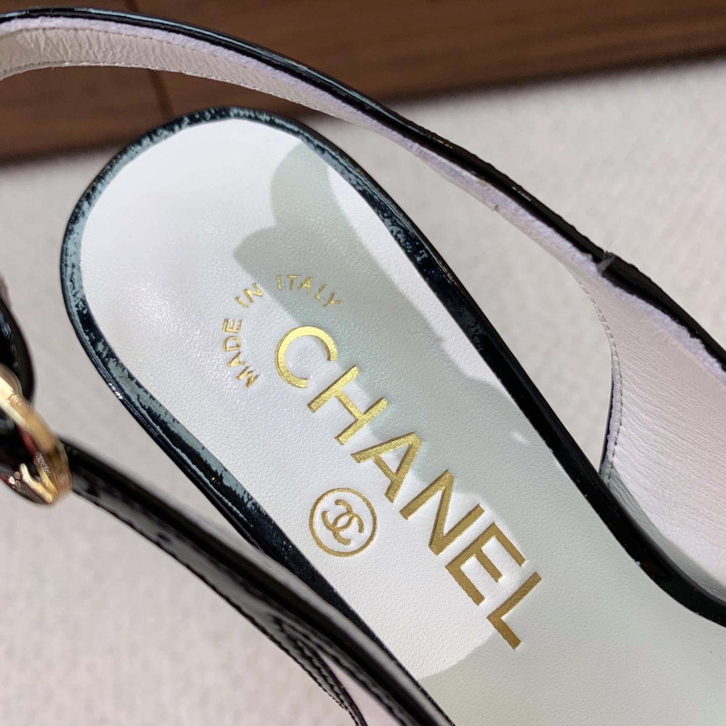 🔸Chan*l🔸拼色后空凉鞋。双色拼接➕标志性双C，小方头版型柔和修饰脚型。不管是通勤还是约会都能轻松拿捏，不同配色解锁