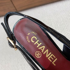 🔸Chan*l🔸拼色后空凉鞋。双色拼接➕标志性双C,小方头版型柔和修饰脚型。不管是通勤还是约会都能轻松拿捏,不同配色解锁 🔸Chan*l🔸拼色后空凉鞋。双色拼接➕标志性双C,小方头版型柔和修饰脚型。不管是通勤还是约会都能轻松拿捏,不同配色解锁