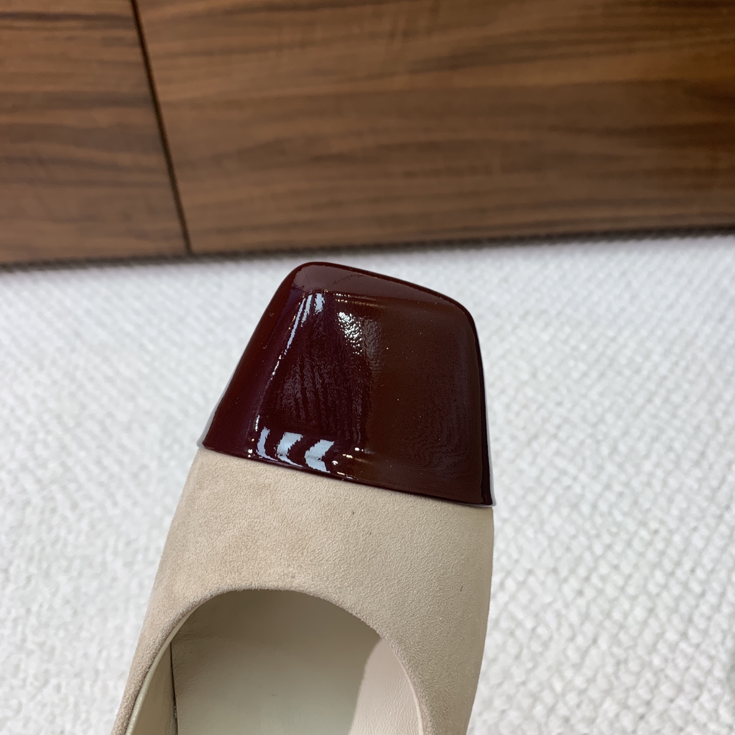 🔸Chan*l🔸拼色方头单鞋。不管是通勤还是约会都能轻松拿捏，不同配色解锁不同风格，每一帧都是精致氛围感。鞋面漆皮、牛皮